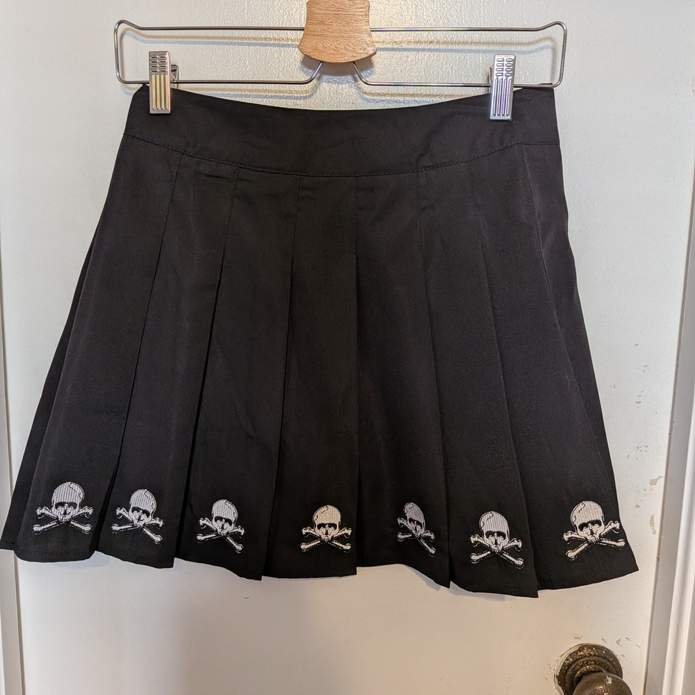 ROMWE Black Mini Skirt with Skull Accents